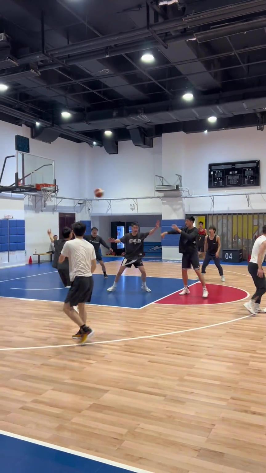 對(duì)手回家后：老婆，我今天在野球場(chǎng)匹配到巔峰馬刺隊(duì)了！