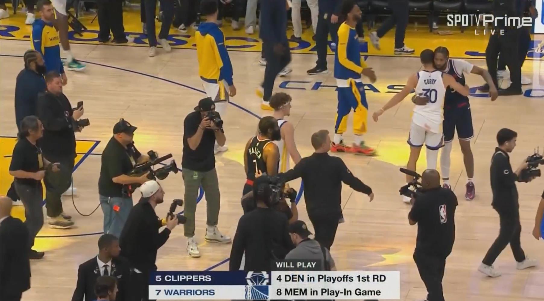 加時(shí)賽12分無(wú)解表現(xiàn)率隊(duì)獲勝！哈登賽后臉上笑容藏不住呀