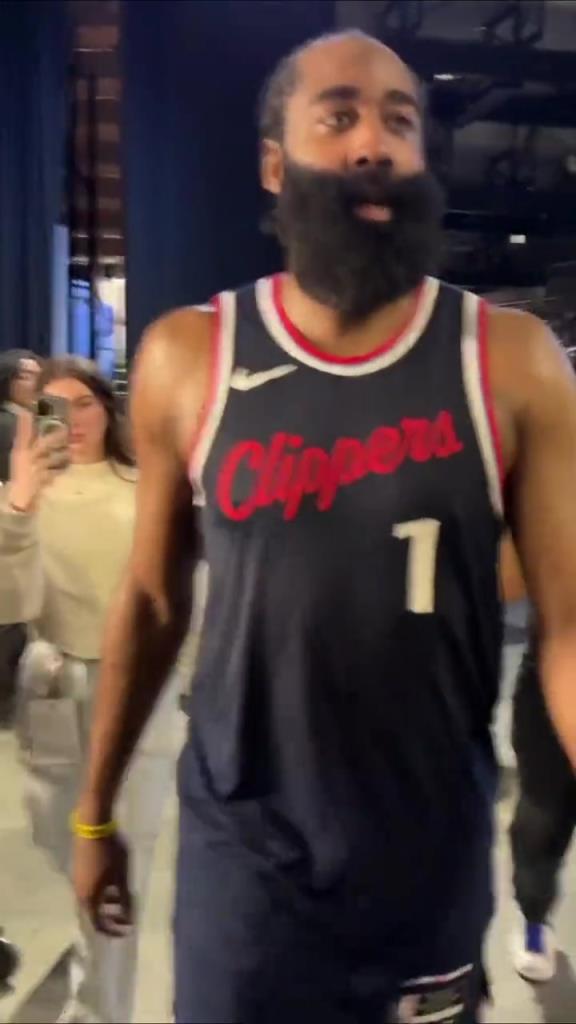 贏了！哈登賽后走回更衣室在球員通道和工作人員一一擊掌慶祝