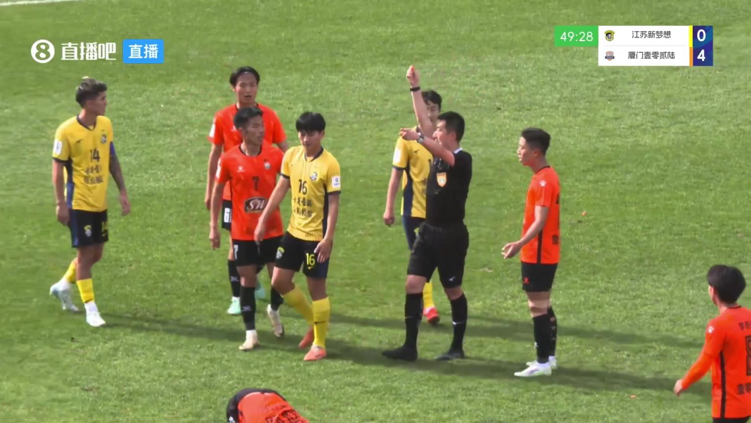 比姆巴佩抬的還高，中冠球員亮鞋釘兇狠蹬踏被裁判直紅驅(qū)逐