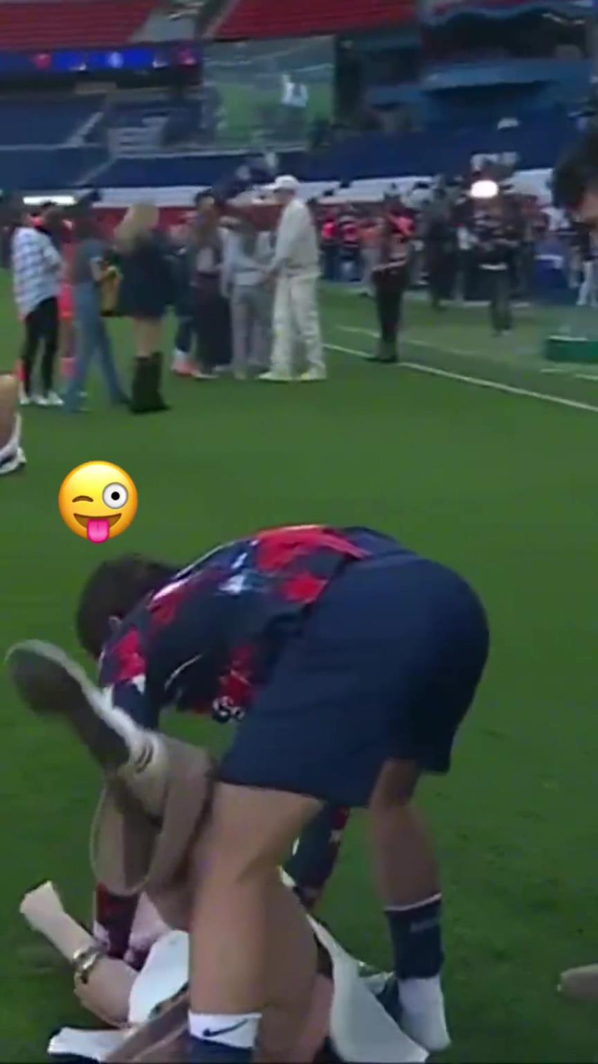 玩這么花?。績?nèi)維斯在家人面前把自己女友按倒在地