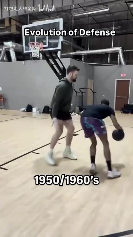 太真實(shí)了！外網(wǎng)網(wǎng)紅惡搞NBA不同時(shí)代的防守尺度變化！