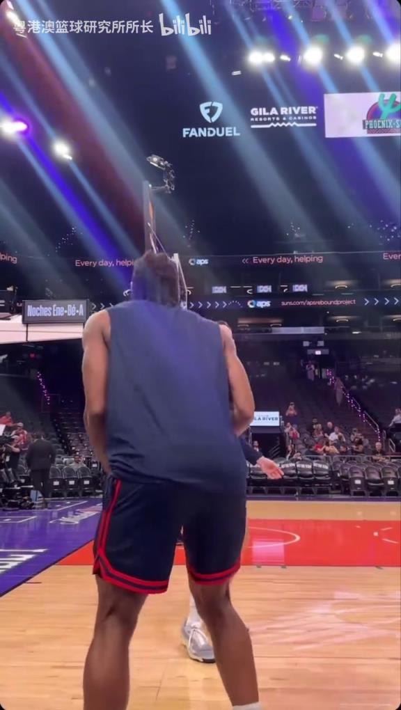 機(jī)器人級別的靜態(tài)身體！近距離看小卡的賽前熱身！