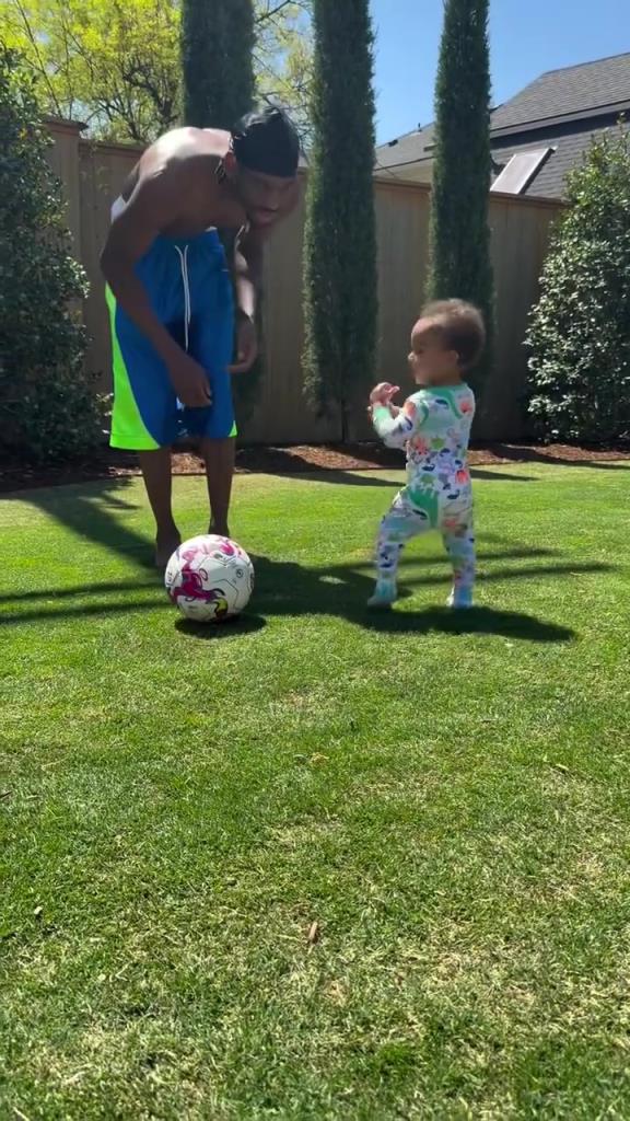 足球要從娃娃抓起！SGA帶娃踢足球，小孩摔倒時(shí)鼓掌“嘲笑”！