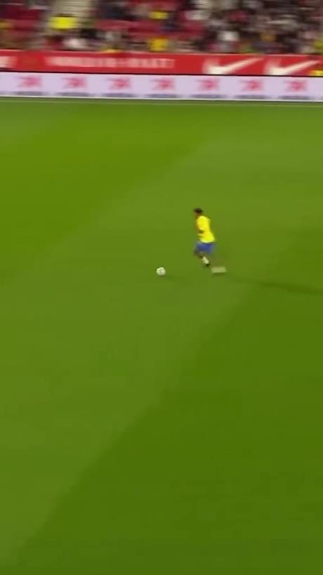 45歲還開掛！小羅再現(xiàn)牛尾巴過人，微笑單挑門將輕松打進(jìn)